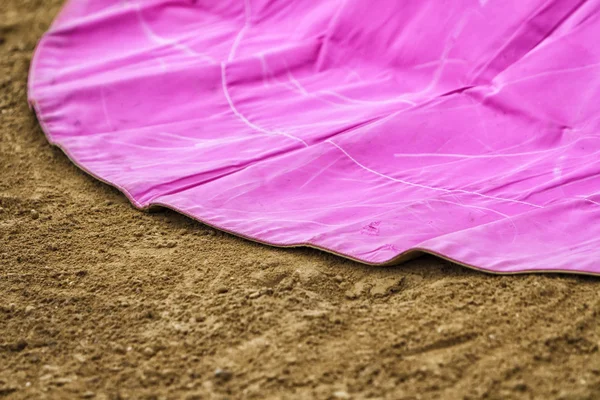 合起来的战斗的画布上的粉红色 c 布角 — 图库照片