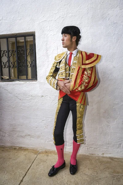 Spaans stierenvechter cesar jimenez in het steegje te wachten op de pa — Stockfoto
