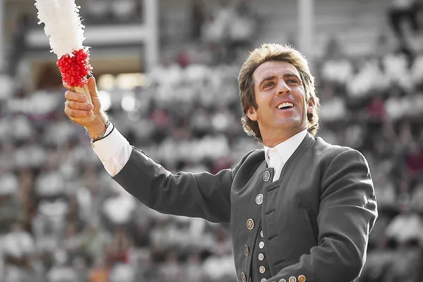 Torero spagnolo a cavallo Pablo Hermoso de Mendoza corrida a cavallo, con due banderillas di colore bianco e rosso che salutano il pubblico con un sorriso a Pozoblanco — Foto Stock