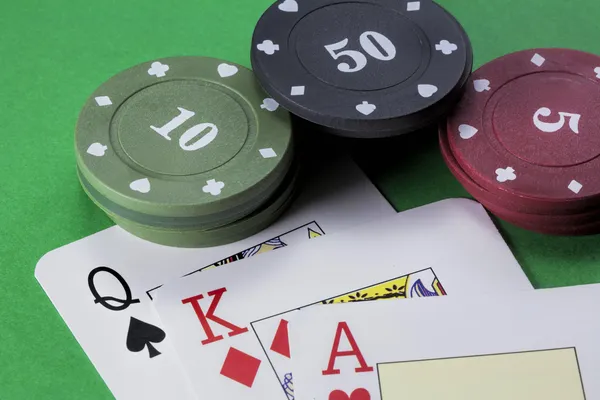 Carte mazzo di poker inglese, Regina di picche, Re Rosso di diamanti e ACE di cuori accanto a schede di 10, 50 e 5 — Foto Stock