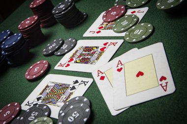 poker oyunu ile olası bir kazanan kombinasyon yeşil zemin üzerine ilginç