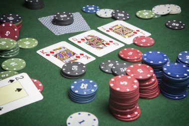 kartlar poker deste İngilizce, poker oyunu ile olası bir kazanan kombinasyon yeşil zemin üzerine ilginç