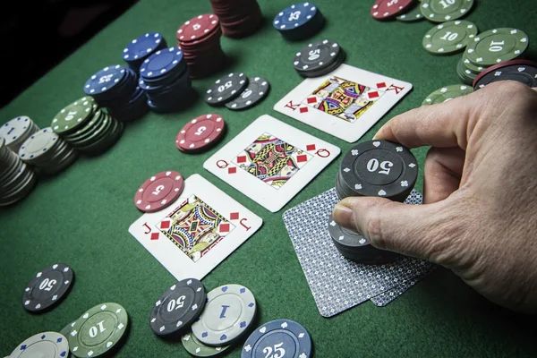 Carte mazzo di poker Inglese, carte mazzo di poker Inglese, Uomo scommettere le loro carte con schede per vincere la partita di poker — Foto Stock