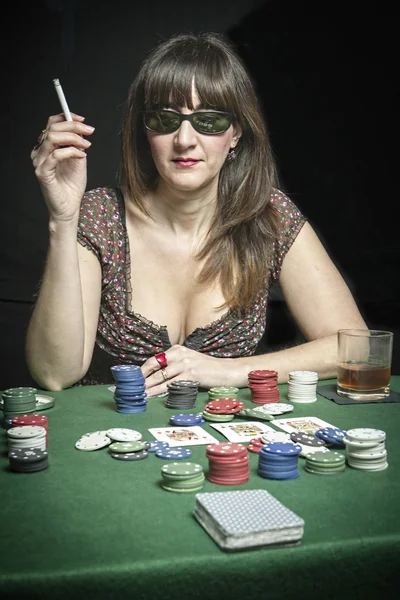 Attrayant sujet femme ses lunettes de soleil tout en jouant à un jeu de poker — Photo