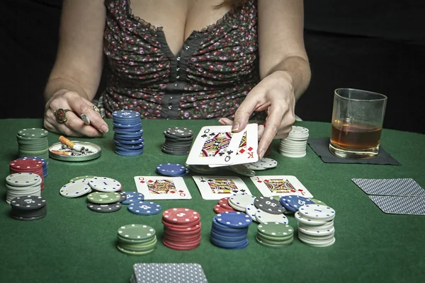 Mujer atractiva jugando un juego de póquer — Foto de Stock