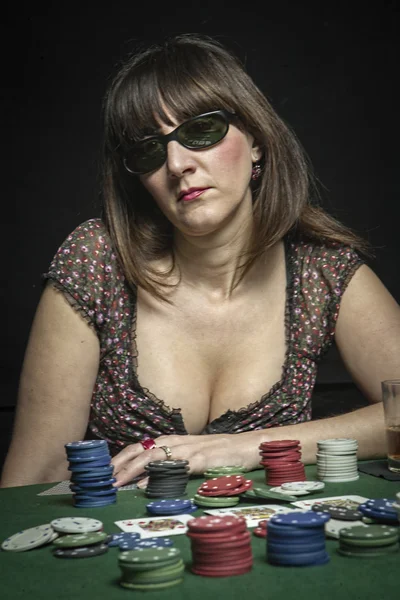 Attrayant sujet femme ses lunettes de soleil tout en jouant à un jeu de poker — Photo