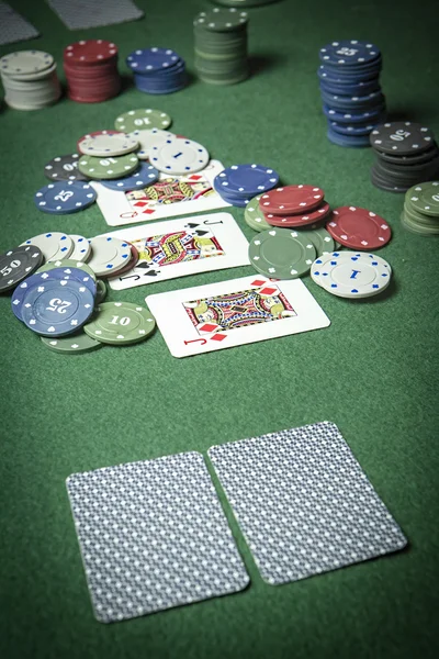 Yeşil masada Poker fişleri yığını — Stok fotoğraf