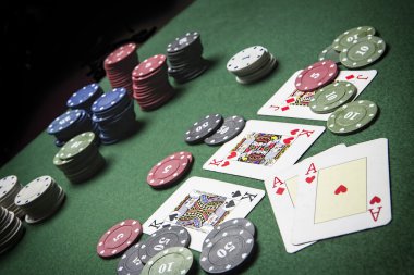kartları güverte İngilizce, poker poker fişleri yığını yeşil tablo