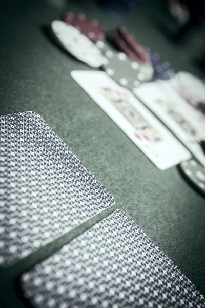 Cartes poker deck anglais, jetons de poker empilés sur la table verte — Photo
