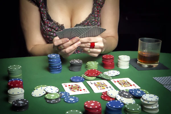 Muy hermosa mujer jugando Texas Hold 'em poker — Foto de Stock