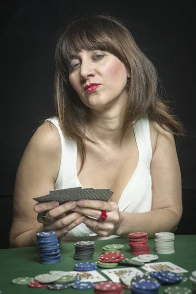 Belle femme jouant au poker texas hold'em — Photo