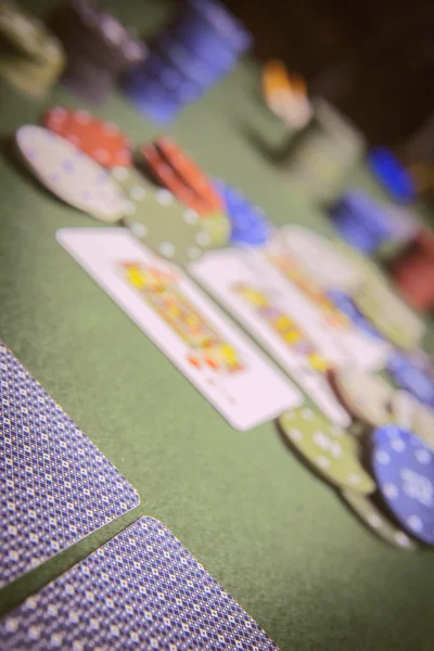 Carte mazzo di poker inglese, poker chips stack sul tavolo verde — Foto Stock
