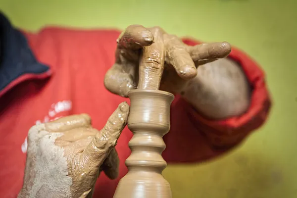 Potter, takže skromný svícen keramiky s jejich rukou — Stock fotografie