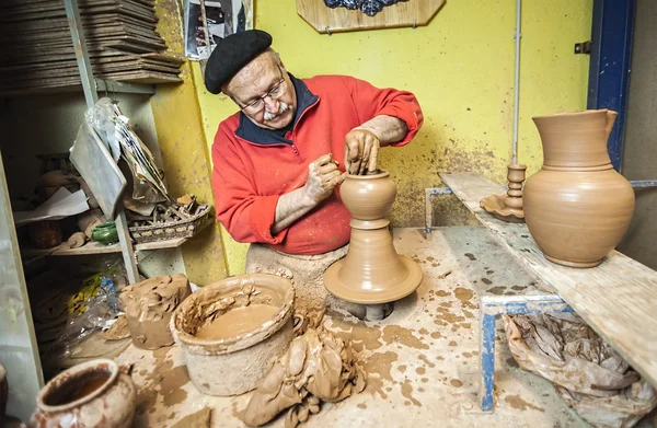 Töpfer arbeitet in der Werkstatt ein Keramikstück typisch für bailen — Stockfoto