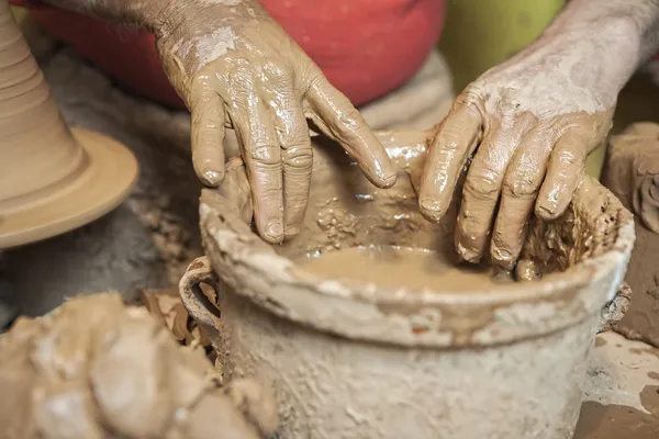 Detail van een Potters handen in een emmer water — Stockfoto