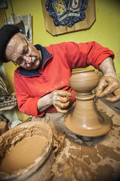 Potter's lathe by removing a piece of mud with a thin rope — Stock Photo, Image