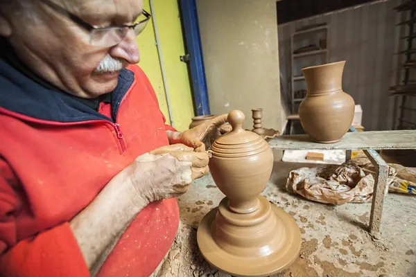 Potter making a jug of mud — Stock Photo, Image