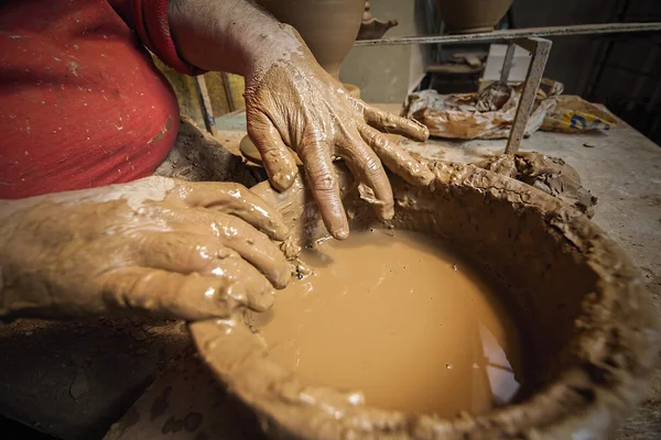 Detail of a potter's hands in a bucket of water — Stock Photo, Image