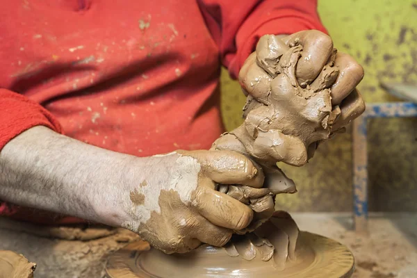 Potter voorbereiding van een stukje klei aan de slag, klei aardewerk keramiek typische van bailen — Stockfoto