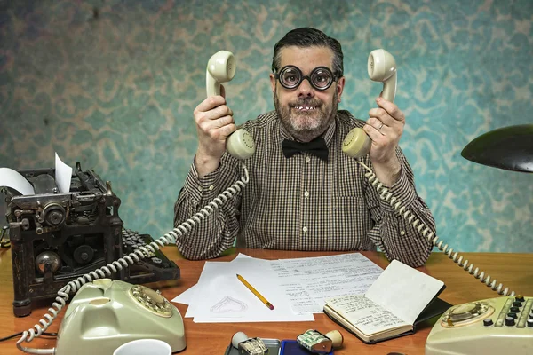 Empregado com óculos falando ao telefone no escritório na década de 1960 — Fotografia de Stock