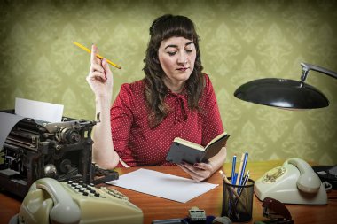 ofiste Sekreter elinde bir kalem ile onun n görünüyor