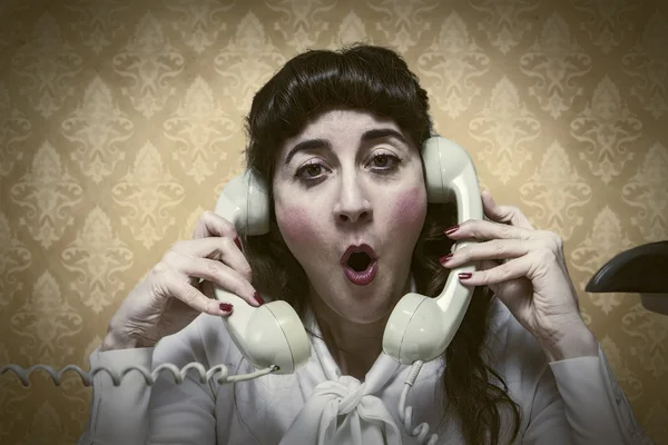 Jeune secrétaire crie par téléphone occupé vintage — Photo