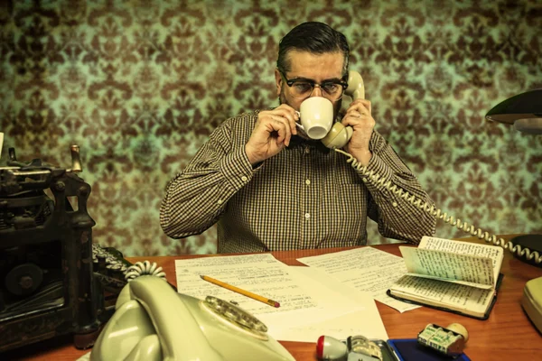 Zaměstnanec úřadu s brýlemi popíjel kávu, když mluví — Stock fotografie