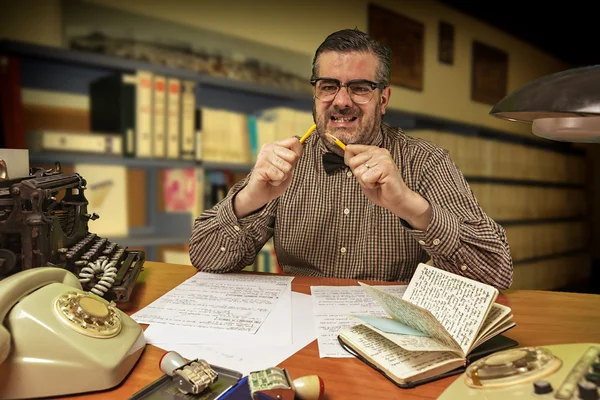 Angry office worker breaks yellow pencil in the office in the 1960s — Stock Photo, Image