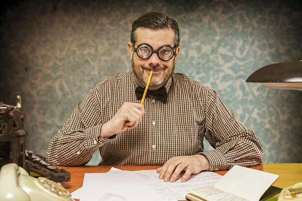 Pensivo funcionário do escritório com um lápis na boca olhando para cima — Fotografia de Stock