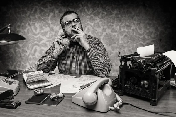 Homem fumando um cigarro enquanto falava ao telefone, cena dos anos 1960 — Fotografia de Stock