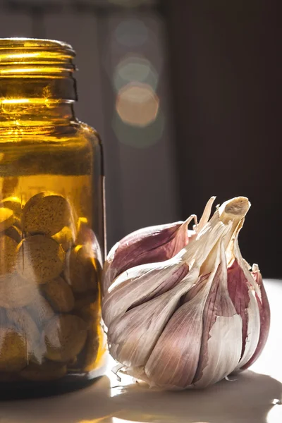 Garlic capsules, vitamins d pills — Stock Photo, Image