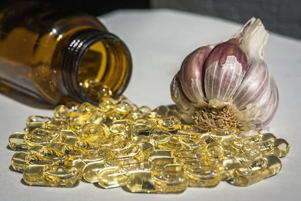 Kapsułki oleju z czosnkiem, tabletki witaminy d — Zdjęcie stockowe