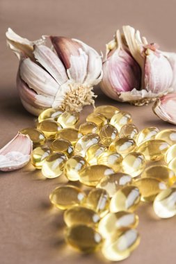 sarımsak yağı kapsülleri, vitamin d hapları 