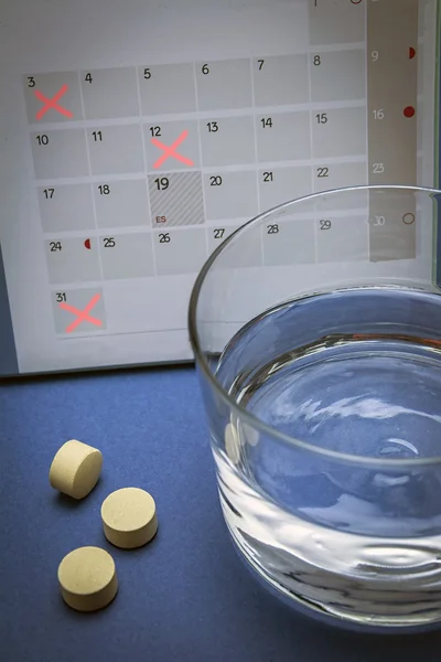 Tabletki antykoncepcyjne na kalendarz — Zdjęcie stockowe
