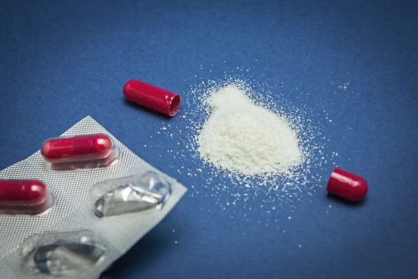Red medicamento capsular abierto contiene fármaco granular — Foto de Stock