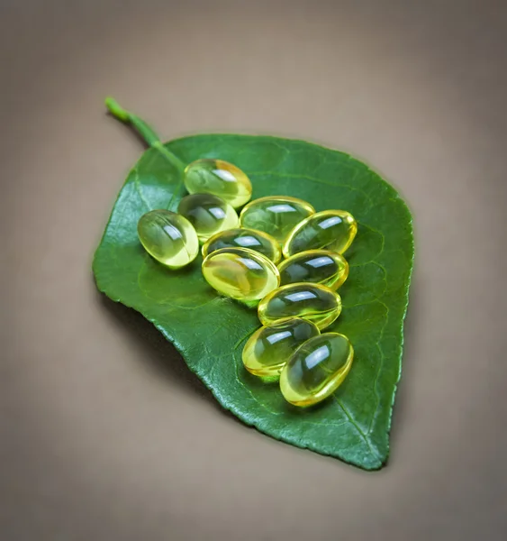 Médecine naturelle Image conceptuelle avec des pilules naturelles et une feuille — Photo