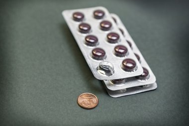 Euro cent sikke Vakumlu Ambalaj yeşil renkli izole içinde