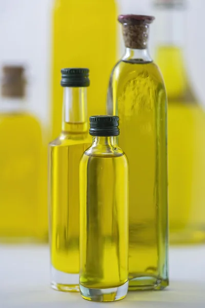 Butelka oliwy z oliwek izolowana na białym — Zdjęcie stockowe