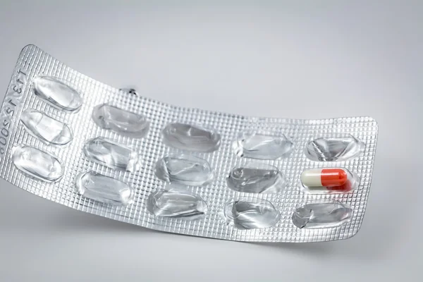 Bubbla förpackningar med piller, bara en — Stockfoto