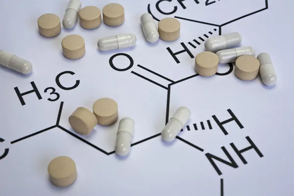 Kimia Formula ilmu pengetahuan dan tablet, Obat simbol — Stok Foto
