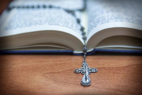 Rosenkranzperlen und eine heilige Bibel — Stockfoto