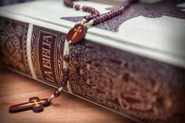 Rosary beads and a holy bible — Stock Photo, Image