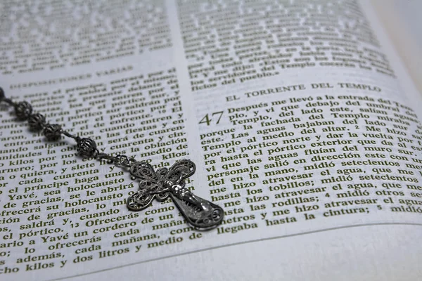 Rosary beads and a holy bible — Stock Photo, Image