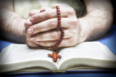 Hristiyan elinde tespih ile Allah'a dua