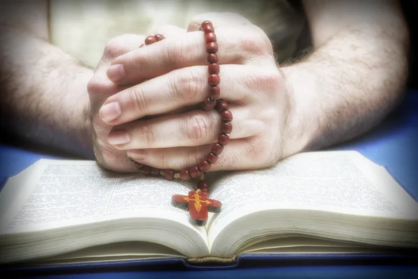 Cristiano creyente orando a Dios con rosario en la mano — Foto de Stock