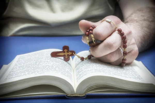 Christian believer praying to God with rosary in hand — Stock Photo, Image