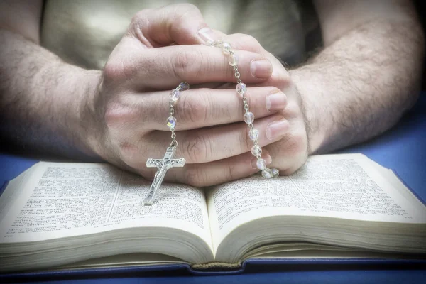 Christian believer praying to God with rosary in hand — Stock Photo, Image