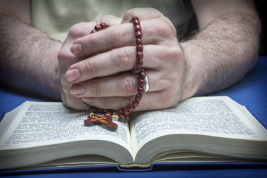 Hristiyan elinde tespih ile Allah'a dua