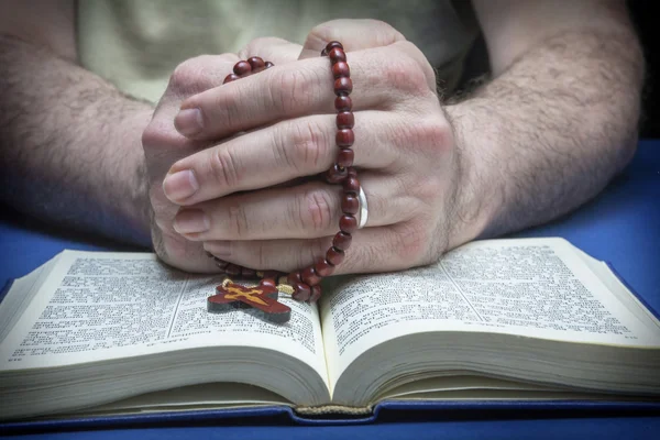 Christian believer praying to God with rosary in hand — Stock Photo, Image