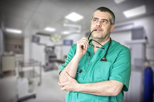Medico sorridente con le braccia incrociate in ospedale — Foto Stock